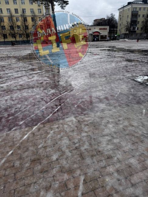 Вопрос к администрации города: вам не стыдно, что люди в новогодние праздники ходят по такому льду, лужам? Это..