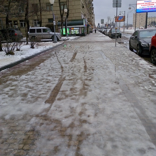 Вопрос к администрации города: вам не стыдно, что люди в новогодние праздники ходят по такому льду, лужам? Это..