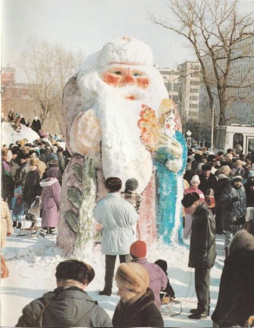 Кто помнит снежные фигуры на Октябрьской площади?
(Фото 1994 года и 2003 года)  Может вернуть такую красоту на..