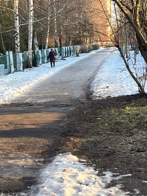 Для кого город чистит тротуары , если по ним ходить невозможно. Зачем зачищать до льда щетками. Люди..