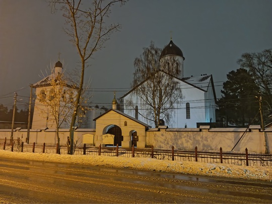 Достойно храма украшение
Иконы, лепка, хороши.
Но украшают храм не ризы,
А чистота людской души.
© Людмила..