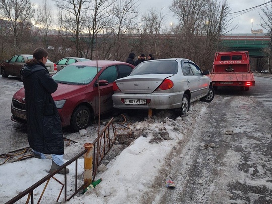 Скользкая ситуация в Старбеево ⛸️  На дороге образовался гололед, в результате чего водители не справились..