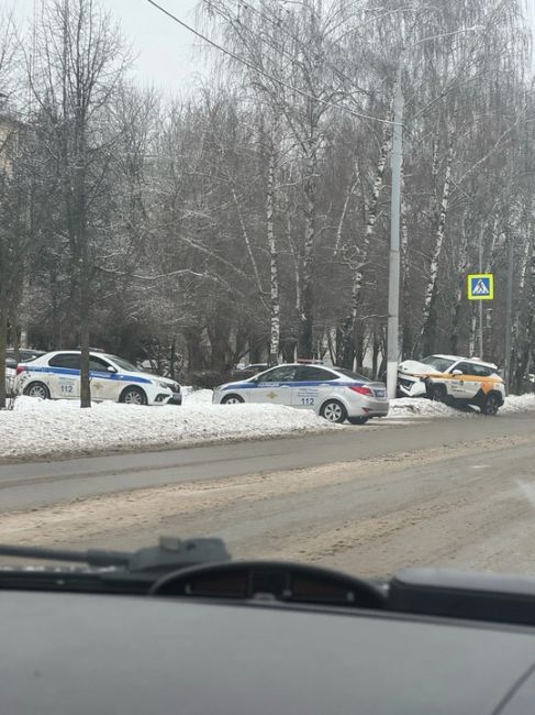 Красногвардейский бульвар/Белявская такси врезалось в столб.
Фото из чата "Подольск: пробки, засады,..