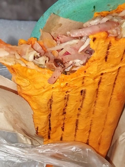 Здравствуйте, брали шаурму в "Grill King", в итоге попался таракан. На что нам ответили: "а ну ладно" и закрыли..