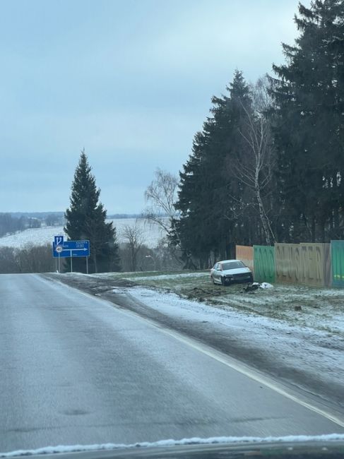 В Щапово каршеринг вылетел с дороги. 
Фото из чата "Подольск: пробки, засады,..