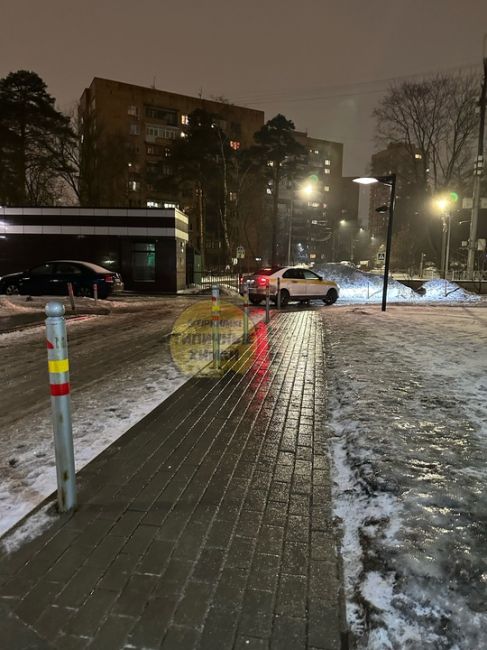 Дорожки в Химках превратились в каток, очень скользко! Все из-за ледяного дождя, который будет идти до..