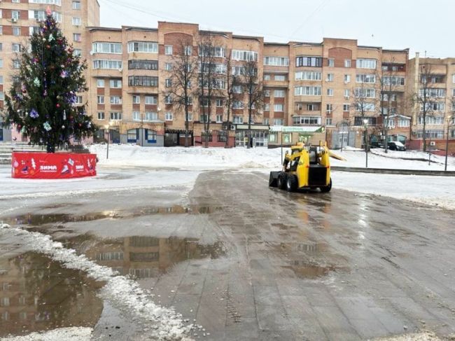 Главную площадь Красноармейска очистили от «катка» вокруг елки.  Фото: МБУ «Городское хозяйство» 
Автор:..