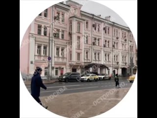 После сообщения о минировании в Москве оцепили подъезды жилого дома на Таганке. 
С 1 по 5 подъезд оцепили..