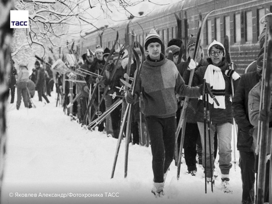 Прибытие поезда "Здоровье" на станцию Горенки. 
СССР, Московская область. 1985..