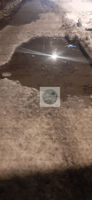 На тротуаре между остановкой "магазин "восток"" и ул. К. Маркса д.55 из колодца течёт..
