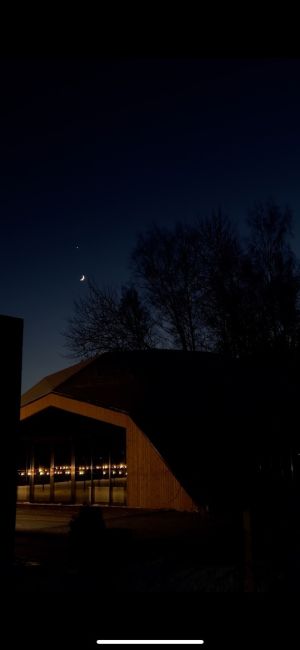 Венера с Луной достигли редкой близости 🌒  Кроме того, этой ночью ожидается пик звездопада Квадрантиды...