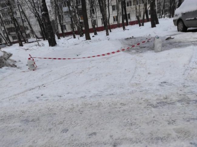 🚧 В Андреевке один из соседей обозначил границы своей парковочной зоны с помощью изоляционной ленты  Как вы..