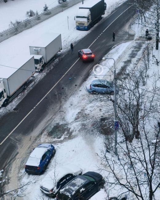 Открываем 2025 год: на Молодежной каршеринг влетел в..