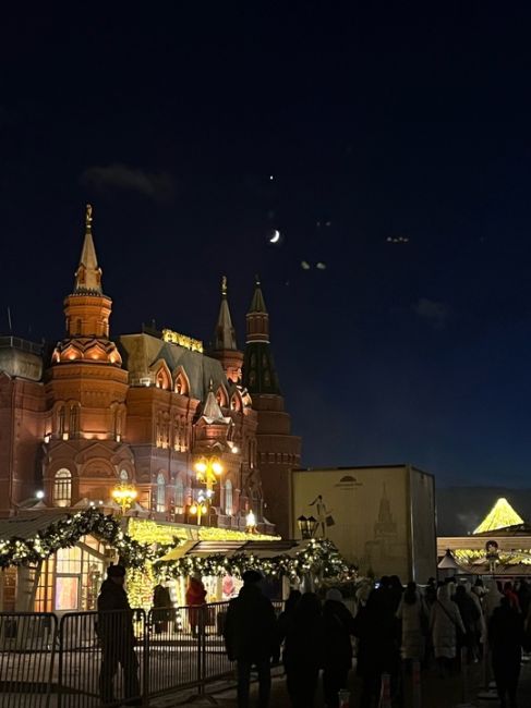 Венера с Луной достигли редкой близости 🌒  Кроме того, этой ночью ожидается пик звездопада Квадрантиды...