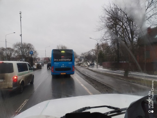 В Ознобишино в результате ДТП автомобили слетели с дороги. 
Фото из чата "Подольск: пробки, засады,..