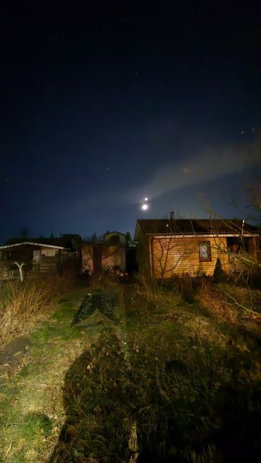 Венера с Луной достигли редкой близости 🌒  Кроме того, этой ночью ожидается пик звездопада Квадрантиды...