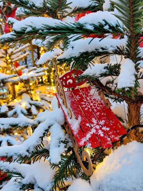 Новогодняя Тверская площадь  📌 Тверская площадь несколько раз меняла своё название: с 1912 по 1918 годы она..