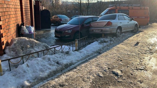 Скользкая ситуация в Старбеево ⛸️  На дороге образовался гололед, в результате чего водители не справились..