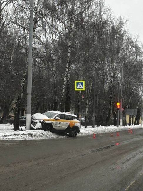 Красногвардейский бульвар/Белявская такси врезалось в столб.
Фото из чата "Подольск: пробки, засады,..