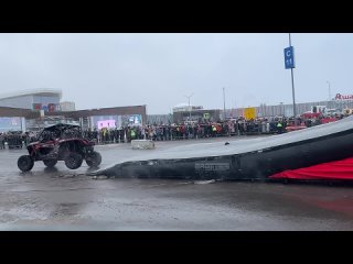 Тем временем, на парковке у Меги 🤩  Обещанное мотошоу было хоть и коротким, зато..