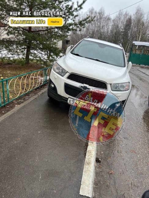 Добрый день всем! Соседи, прошу не ставить так машины, давайте уважать друг друга! Если мест парковочных не..