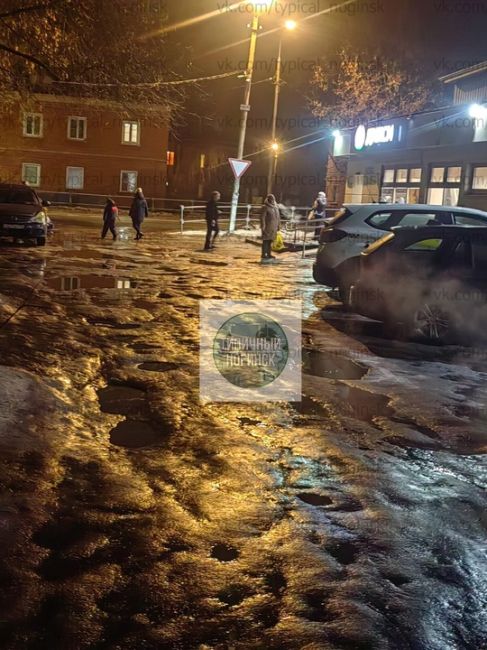 Подъезд и подход к магазинам! Бабулечки если упадут, точно не..