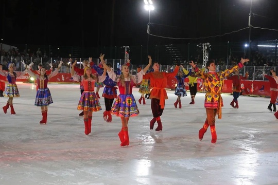 ⛸ Ледовое шоу «Новогодний самовар» прошло в Пестовском парке. Зрителями шоу стали более 5 тысяч человек. 
..