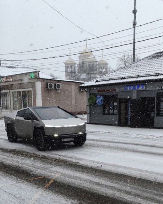 Cybertruck Маска на улицах Звенигорода  Таких в России можно на пальцах..