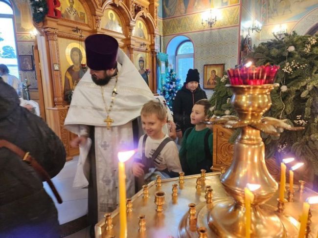 В храме Красноармейска состоялись праздничные службы, сопровождающиеся пением церковного хора.  Фото:..