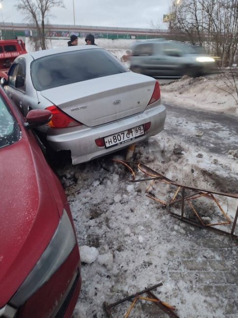 Скользкая ситуация в Старбеево ⛸️  На дороге образовался гололед, в результате чего водители не справились..