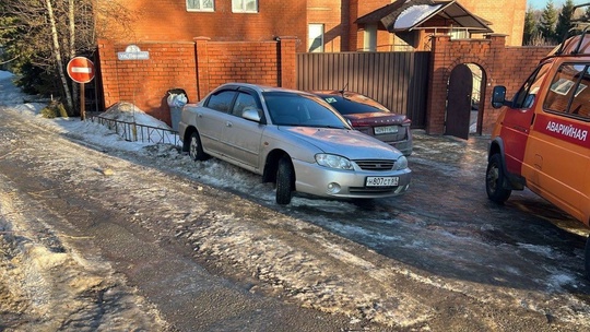 Скользкая ситуация в Старбеево ⛸️  На дороге образовался гололед, в результате чего водители не справились..