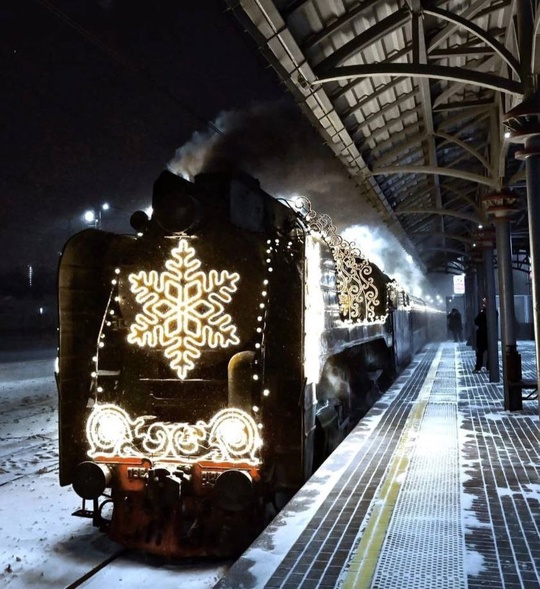 Поезд Деда Мороза прибыл в Москву на Киевский вокзал 🧑‍🎄  Праздничный состав находится на платформе..