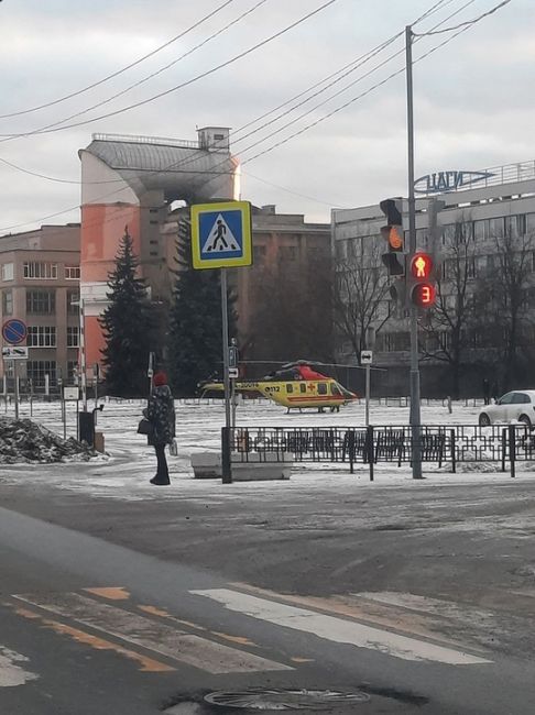 Из-за новогодней елки вертолет санитарной авиации совершил посадку в другом месте города...