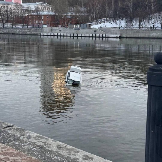 Автомобиль с людьми упал в Москву-реку.  На месте работают спасатели и водолазы.  Информация о пострадавших..