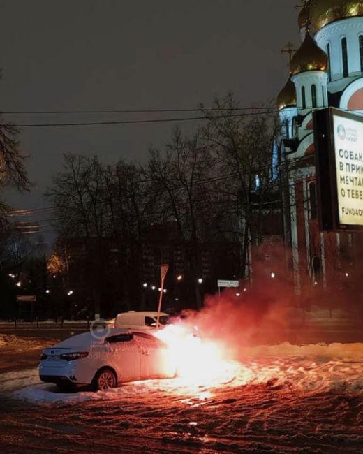 Ранним утром у Ростикса на Можайском шоссе  загорелась припаркованная..