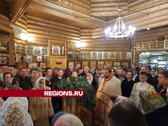 В Никольском храме в микрорайоне Кузнечики Подольска на ночном рождественском богослужении вместе с хором..