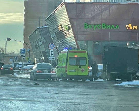 Около ЖК «Да Винчи» скорая, Госавтоинспекция, и автомобиль. Вероятно, в этом месте сбили..