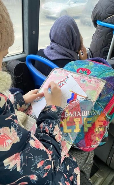🤗 Самое приятное за сегодня: в автобусе девочка рисует открытку к 23..