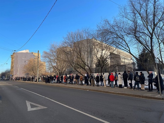 В Москве заметили огромную очередь в посольство Японии.  Говорят, что очередь появилась на фоне упрощения..