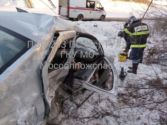 На участке от М8 до д. Морозово сегодня произошло ДТП, столкнулись 2 автомобиля.  Один автомобиль в результате..