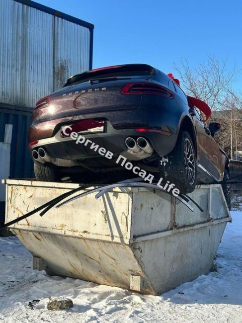 Porsche Macan лежит в мусорном баке в Мытищах 
Мужчина купил «слегка битый» автомобиль за 3 млн рублей и планировал..