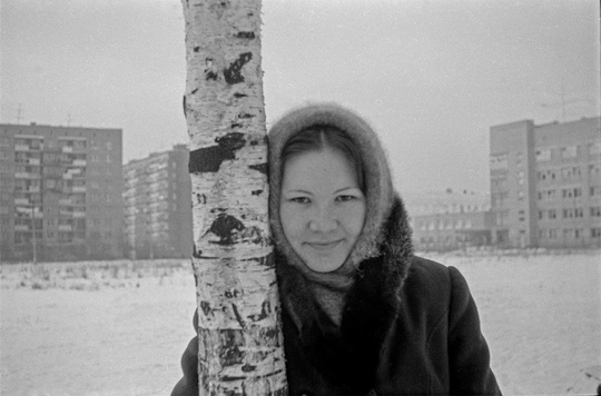 Девушка на поляне у больницы по улице Маршала Бирюзова. 1980 год.  📷 - Евгений Ильин |..