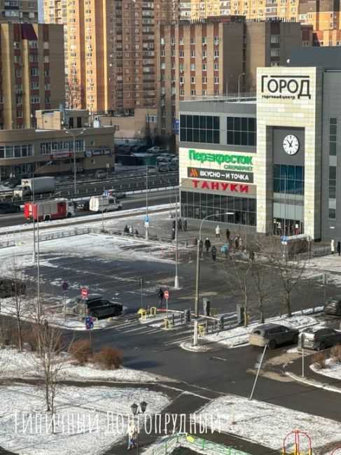 Из ТЦ «Город» всех выгнали и закрыли все магазины. Так как подозревают, что там бомба (информация от..