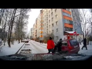 В Клину гонщица на Матизе столкнулась с такси и устроила погоню. Другие водители последовали за ней, а она..