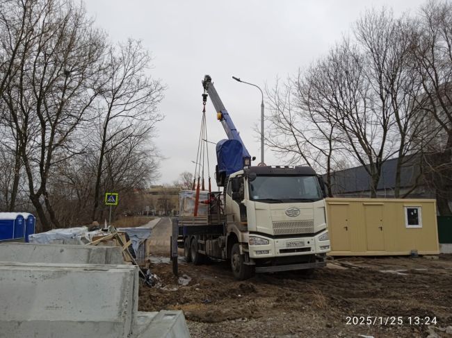 Началась стройка нового торгового центра. Во дворе дома на Новом бульваре, 3. Мало, видимо, их в нашем городе...