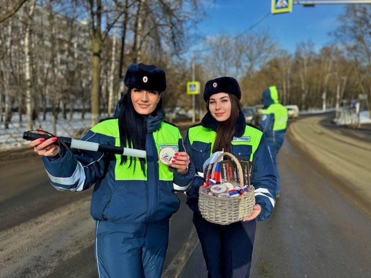 В Красногорске сегодня прекрасные сотрудницы ГИБДД останавливали водителей-мужчин и вместо штрафов..