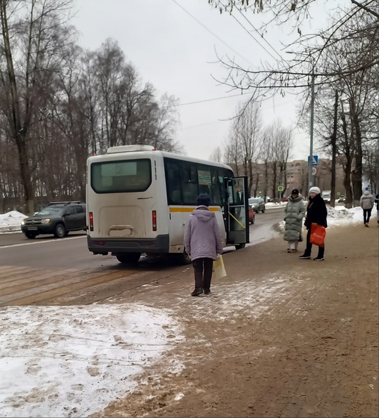 ЧУТЬ С СИДЕНИЙ НЕ ПОПАДАЛИ 😡
Сегодня я ехала на 35м от ост. Больница в сторону Фабрики. Вошли вдвоём с пожилой..