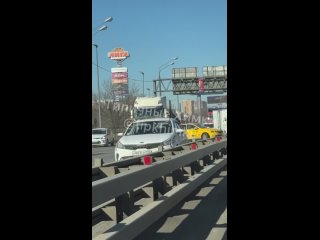 🚨Авария произошла на Ленинградке  Легковой автомобиль такси столкнулся с грузовиком в районе торгового..