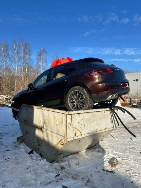 Мужчина выбросил Porsche с красным бантом на помойку в Мытищах 
Местный житель решил загладить вину перед..