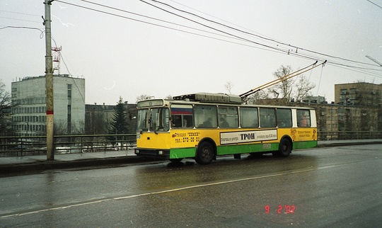 Заряд ностальгии из 2002 года! Фото, на котором прекрасно всё - старый троллейбус №1 и реклама магазина ТРОН,..